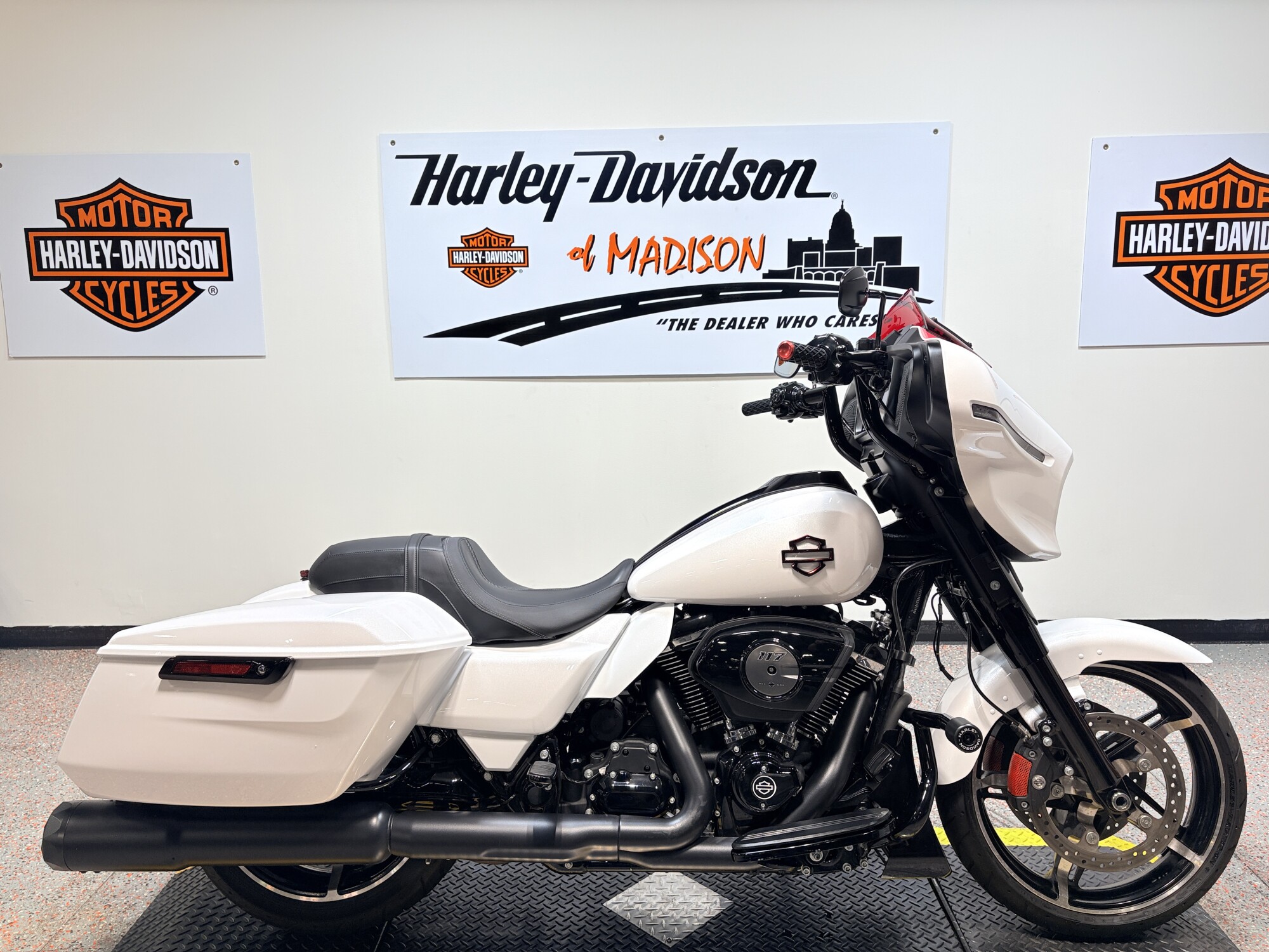 2024 FLHX  Harley-Davidson® Street Glide® White Onyx Pearl