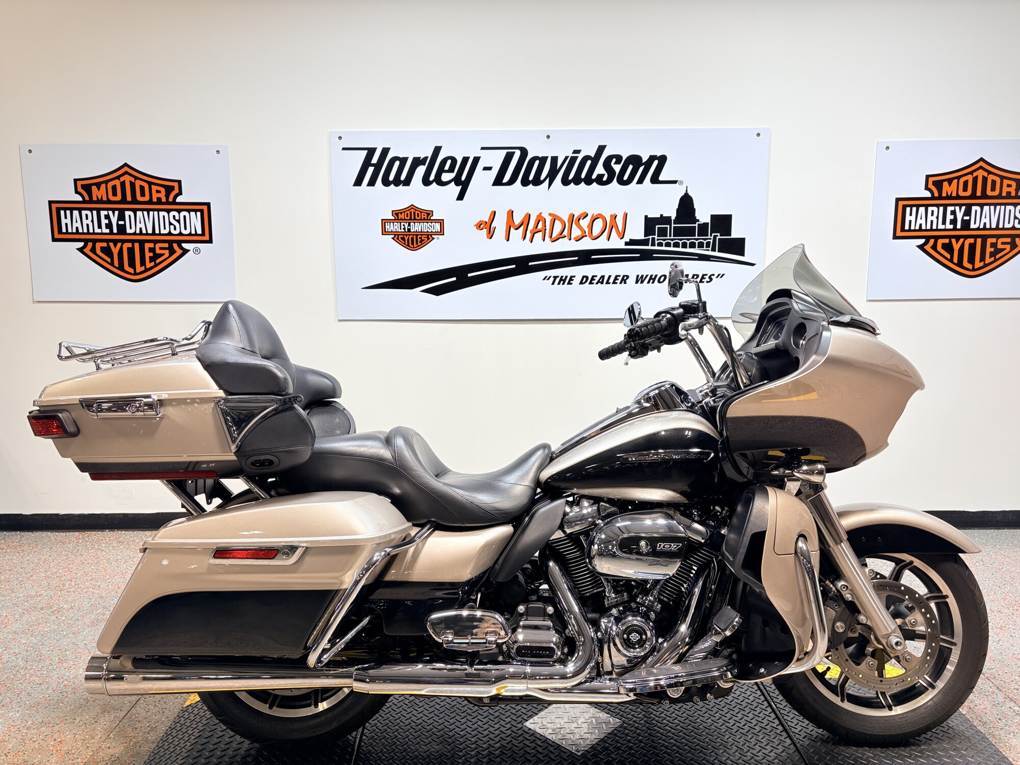 2018 FLTRU Harley-Davidson® Road Glide® Ultra Silver Fortune/Black Tempest