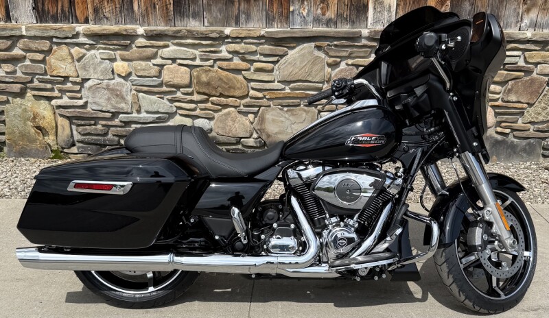 2026 Harley-Davidson® Street Glide® Vivid Black Chrome Two-Up