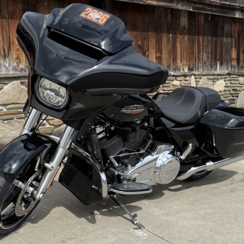 2026 Harley-Davidson® Street Glide® Vivid Black Chrome Two-Up thumb 2