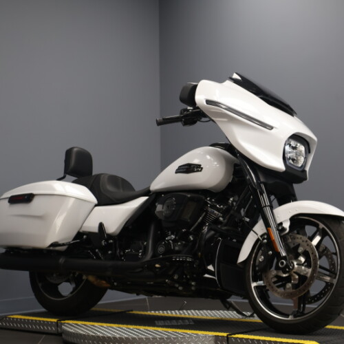 2024 Harley-Davidson® Street Glide® White Onyx Pearl - Black Finish thumb 3