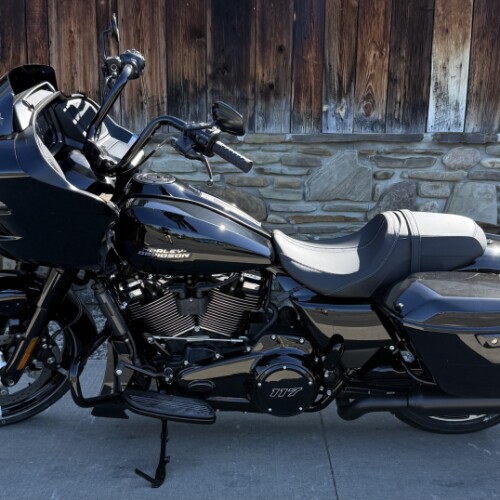 2026 Harley-Davidson® Road Glide® Vivid Black - Black Finish thumb 3