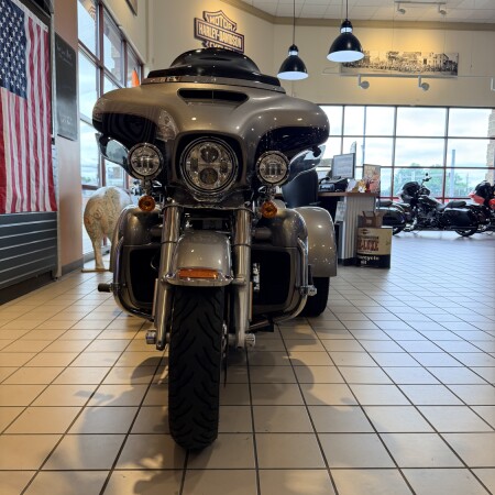 2017 H-D FLHTCUTG Tri Glide® Ultra 107ci thumb 2