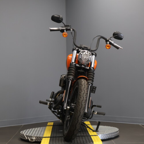 2024 Harley-Davidson® Street Bob® 114 Baja Orange thumb 2