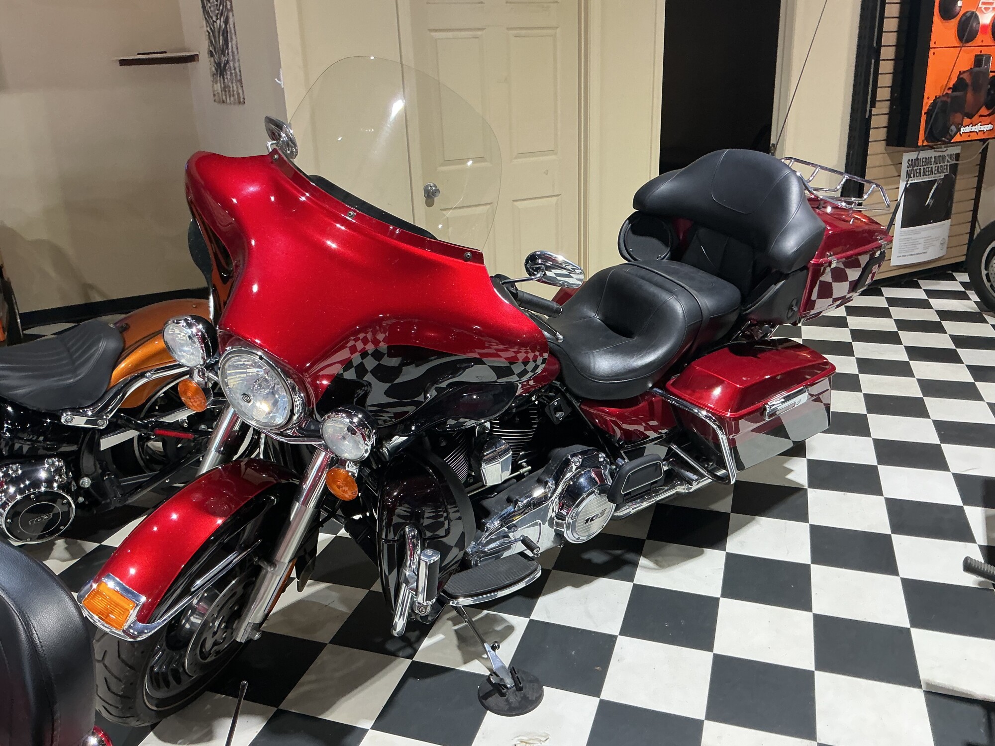 2013 Harley-Davidson® Electra Glide® Ultra Limited EMBR RED/MERLOT W/ PINSTRIP