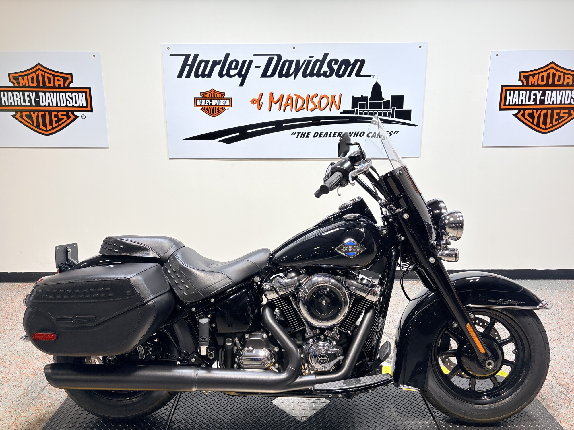 2026 FLHC Harley-Davidson® Heritage Classic Vivid Black Black Laced Wheels