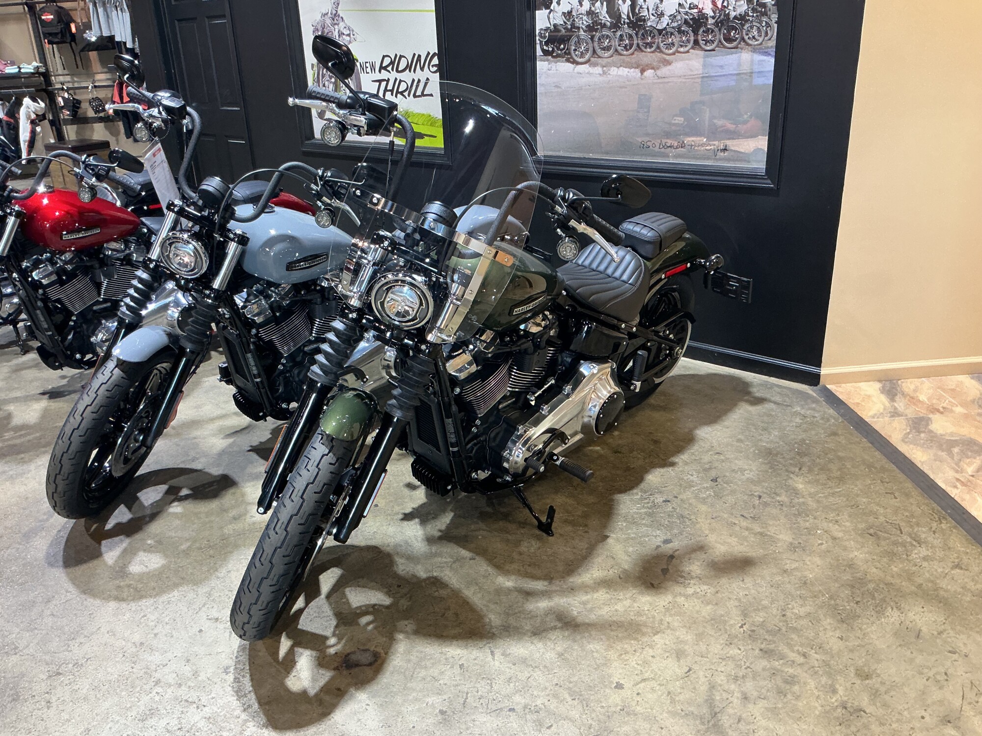 2026 Harley-Davidson® Street Bob® Olive Steel Metallic Chrome Cast Wheels