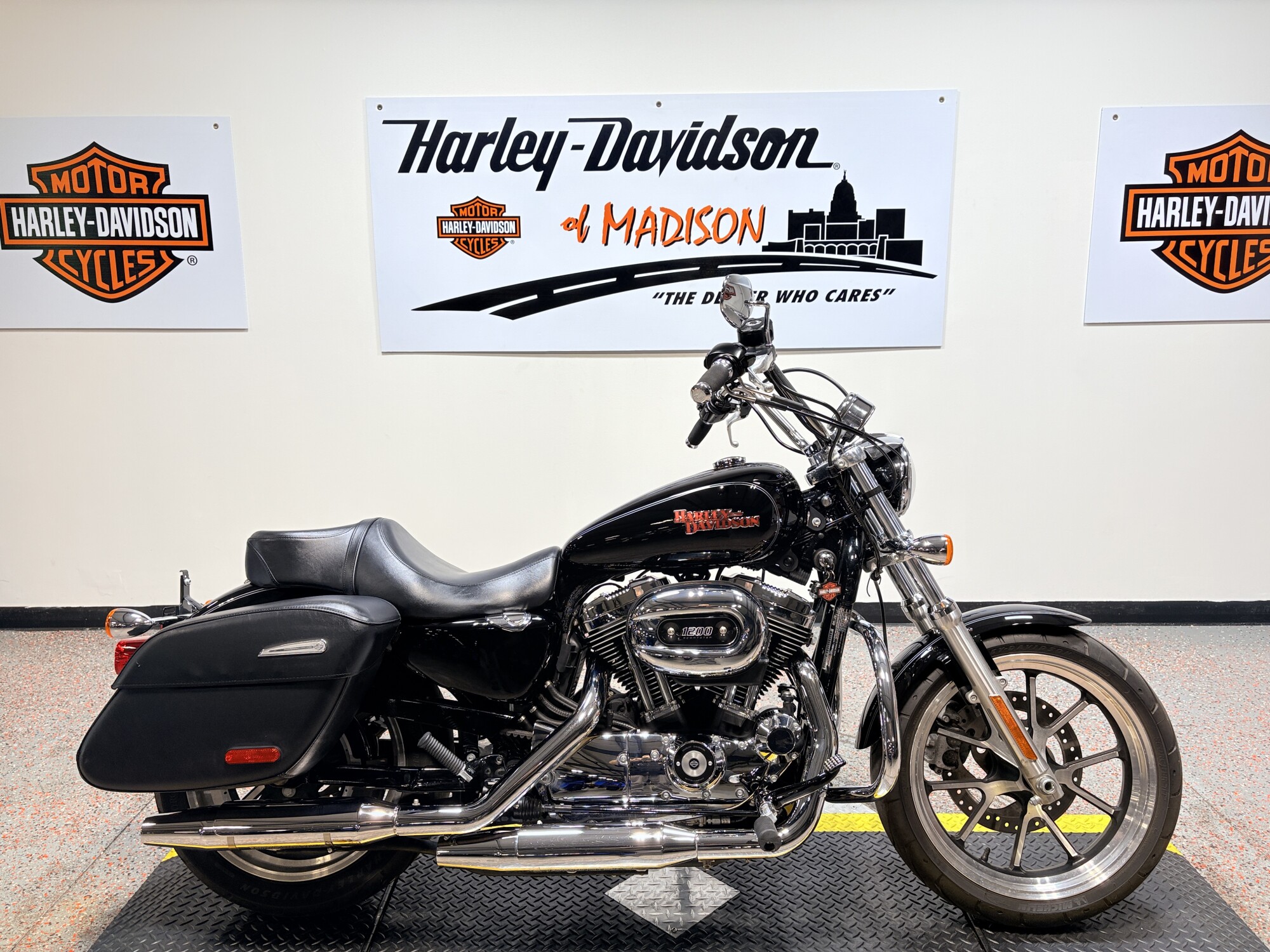 2015 XL1200T Harley-Davidson® SuperLow® 1200T Vivid Black