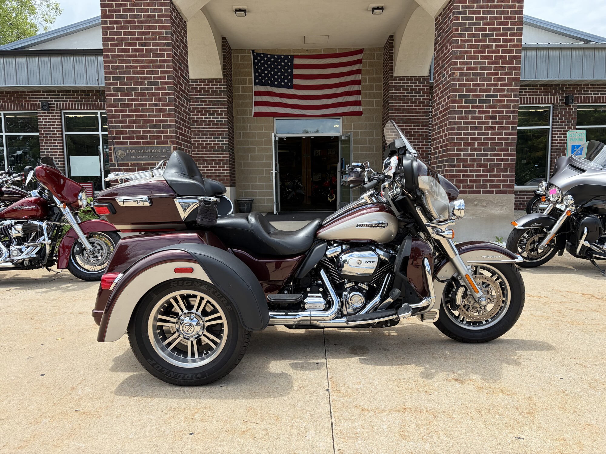 2018 Harley-Davidson® Tri Glide® Ultra Twisted Cherry/Silver Fortune