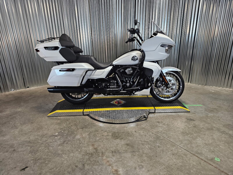 2026 Harley-Davidson® Road Glide Limited White Onyx Pearl Black Trim