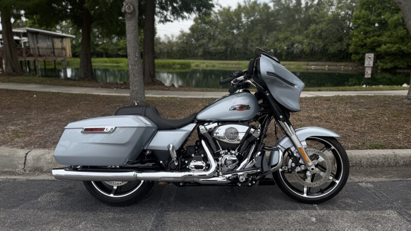 2025 Harley-Davidson® Street Glide® Atlas Silver Metallic - Black Finish