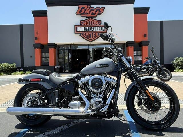 2026 Harley-Davidson® Street Bob® Dark Billiard Gray Chrome Laced Wheels