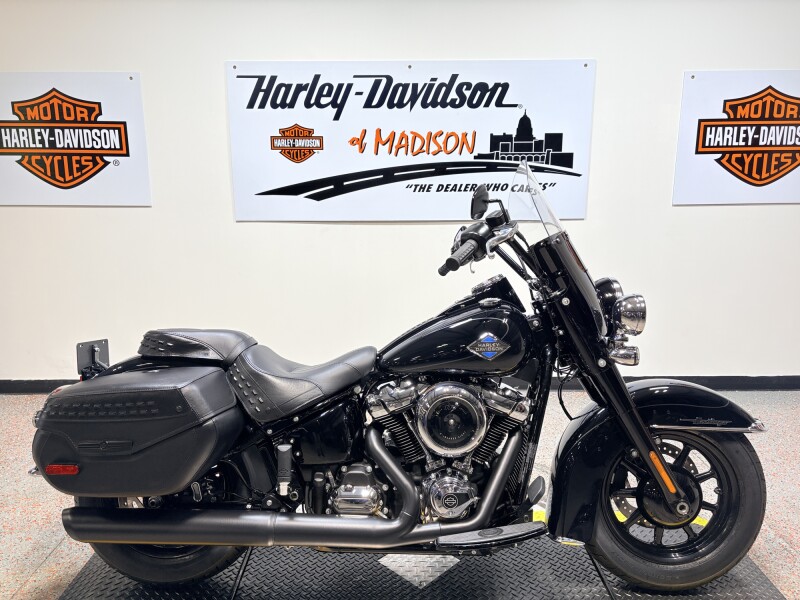 2026 FLHC Harley-Davidson® Heritage Classic Vivid Black Black Laced Wheels