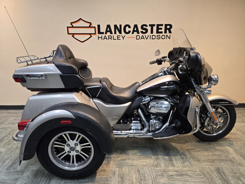 2018 Harley-Davidson® Tri Glide® Ultra Silver Fortune/Sumatra Brown FLHTCUTG