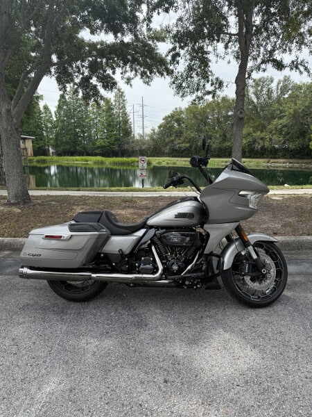 2023 Harley-Davidson® CVO™ Road Glide® Dark Platinum w/Pinstripe