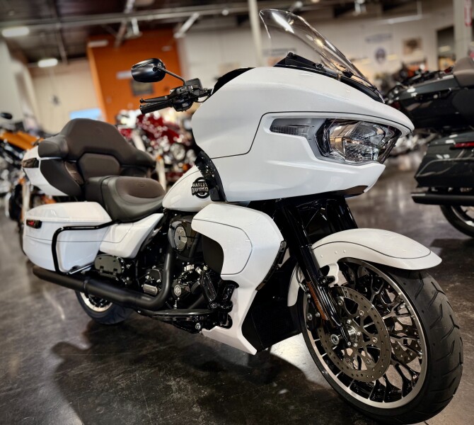 2026 Harley-Davidson® Road Glide Limited White Onyx Pearl Black Trim