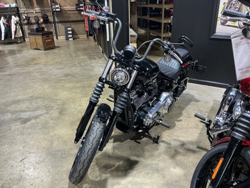 2026 Harley-Davidson® Street Bob® Vivid Black Chrome Cast Wheels