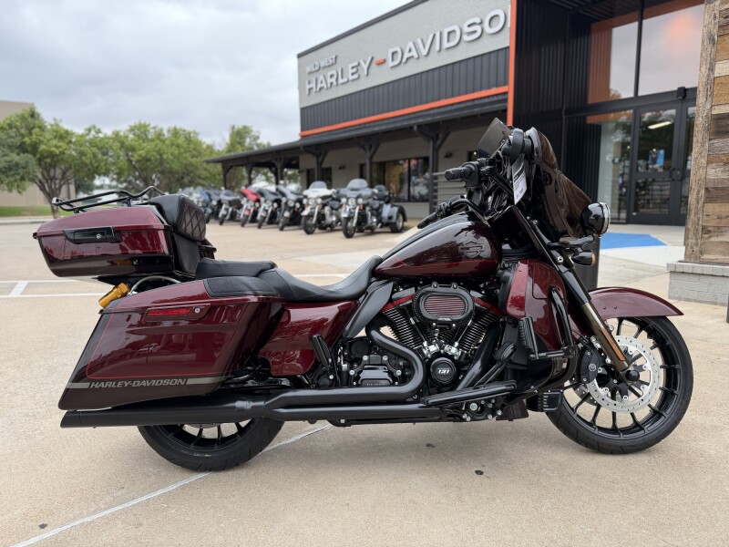 2019 Harley-Davidson® CVO™ Street Glide® Black Forest & Wineberry