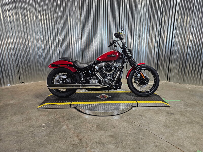 2026 Harley-Davidson® Street Bob® Brilliant Red Chrome Cast Wheels
