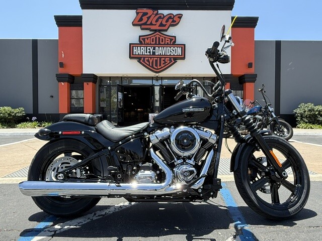 2026 Harley-Davidson® Street Bob® Vivid Black Chrome Cast Wheels