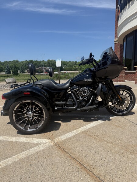 2023 Harley-Davidson® Road Glide® 3 Vivid Black - Black Finish