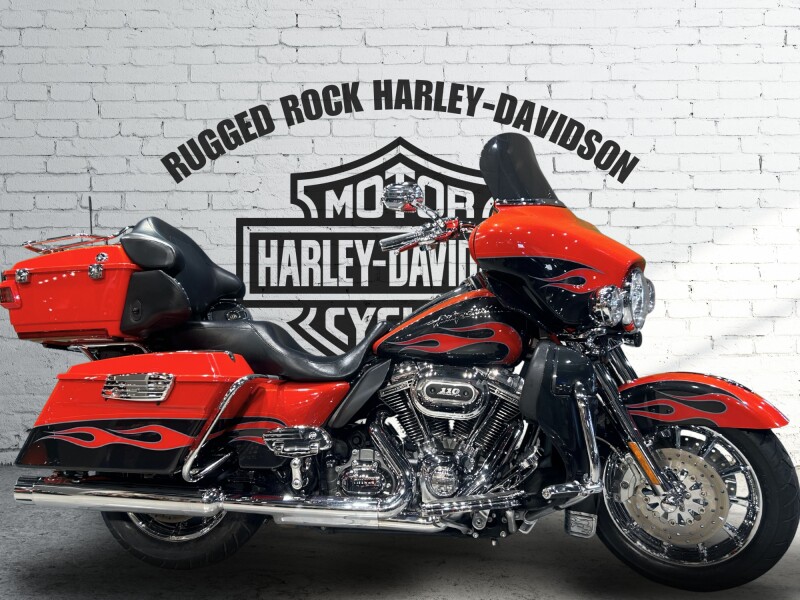 2010 Harley-Davidson® CVO™ Ultra Classic® Electra Glide® Scarlet Red Pearl and Dark Slate Pearl with