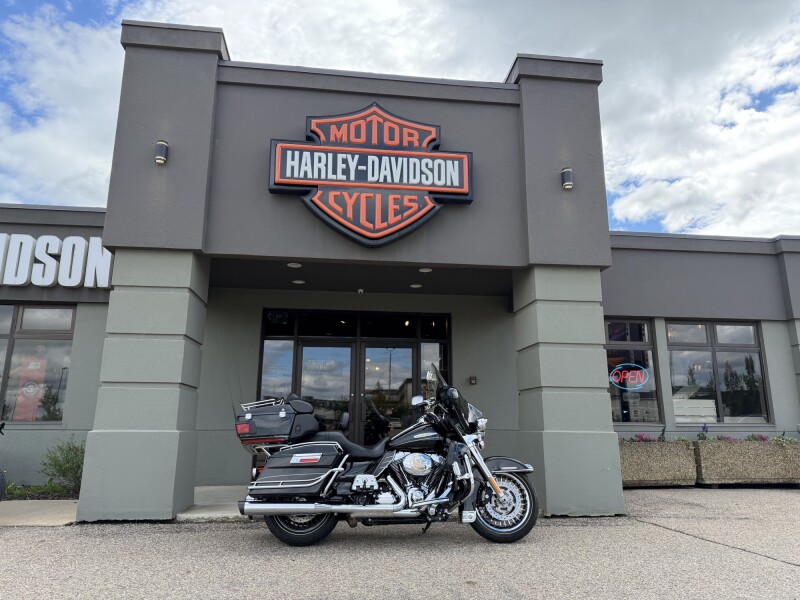2012 Harley-Davidson® Electra Glide® Ultra Limited Vivid Black Chrome Trim