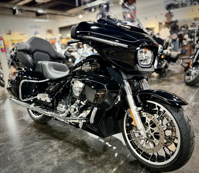 2026 Harley-Davidson® Street Glide Limited Vivid Black Chrome Trim