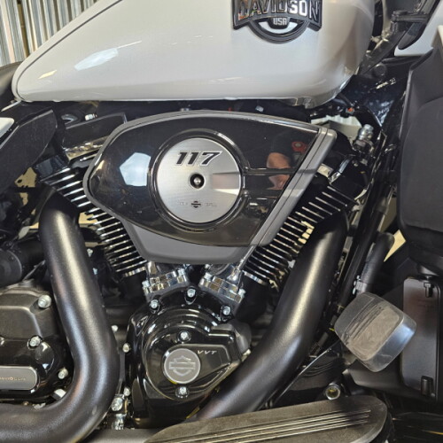 2026 Harley-Davidson® Road Glide Limited White Onyx Pearl Black Trim thumb 3