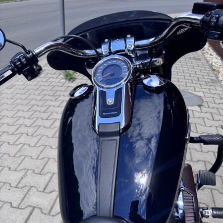 2019 Harley-Davidson® Sport Glide™ Vivid Black thumb 2