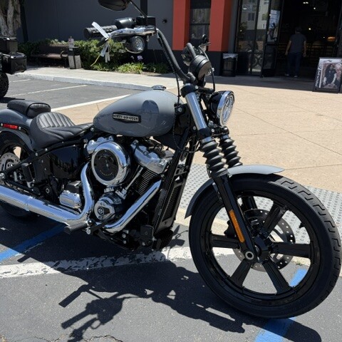2026 Harley-Davidson® Street Bob® Dark Billiard Gray Chrome Cast Wheels thumb 3