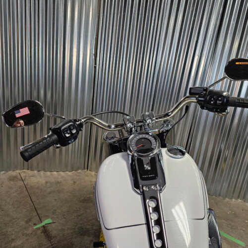 2026 Harley-Davidson® Fat Boy® White Onyx Pearl Chrome Trim thumb 2
