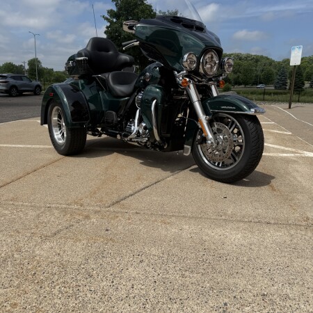 2024 Harley-Davidson® Tri Glide® Ultra Alpine Green / Vivid Black thumb 2