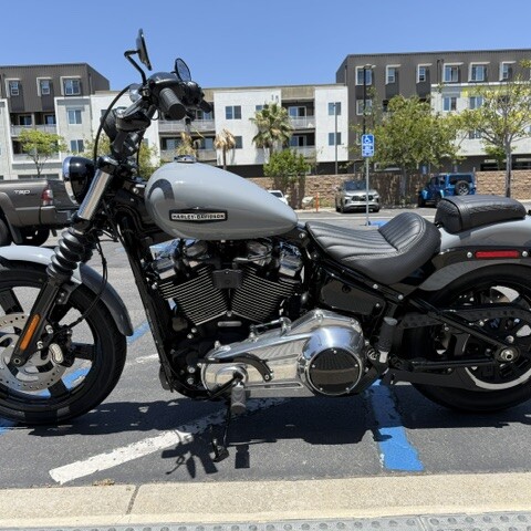 2026 Harley-Davidson® Street Bob® Dark Billiard Gray Chrome Cast Wheels thumb 0