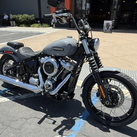 2026 Harley-Davidson® Street Bob® Dark Billiard Gray Chrome Laced Wheels thumb 3