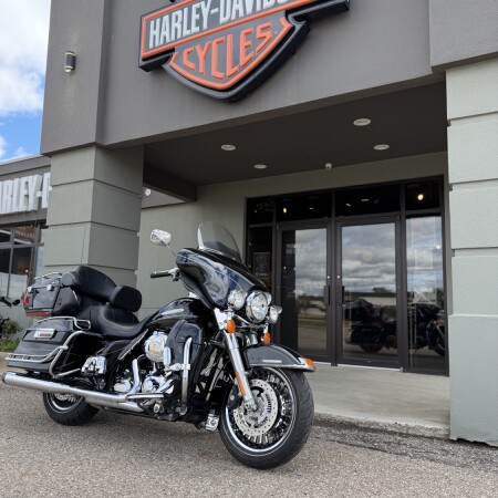2012 Harley-Davidson® Electra Glide® Ultra Limited Vivid Black Chrome Trim thumb 3