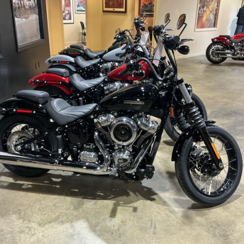 2026 Harley-Davidson® Street Bob® Vivid Black Chrome Cast Wheels thumb 3