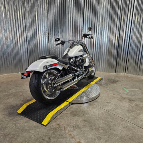 2026 Harley-Davidson® Fat Boy® White Onyx Pearl Chrome Trim thumb 3