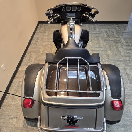 2018 Harley-Davidson® Tri Glide® Ultra Silver Fortune/Sumatra Brown FLHTCUTG thumb 1
