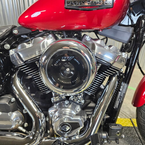 2026 Harley-Davidson® Street Bob® Brilliant Red Chrome Cast Wheels thumb 3