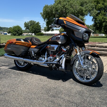 2026 Harley-Davidson® CVO Street Glide Torched Orange CVO Tri-Tone thumb 3