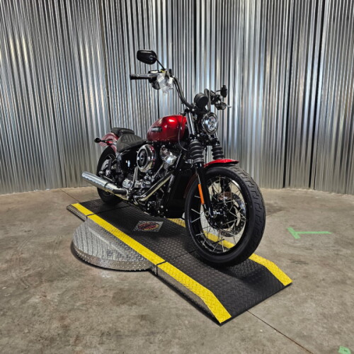 2026 Harley-Davidson® Street Bob® Brilliant Red Chrome Cast Wheels thumb 0