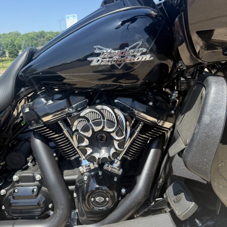 2023 Harley-Davidson® Road Glide® 3 Vivid Black - Black Finish thumb 3