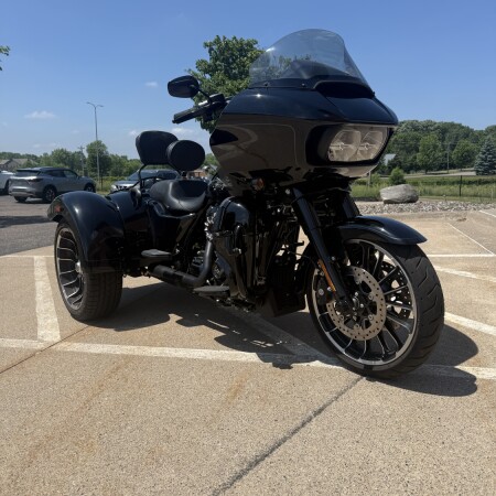 2023 Harley-Davidson® Road Glide® 3 Vivid Black - Black Finish thumb 1