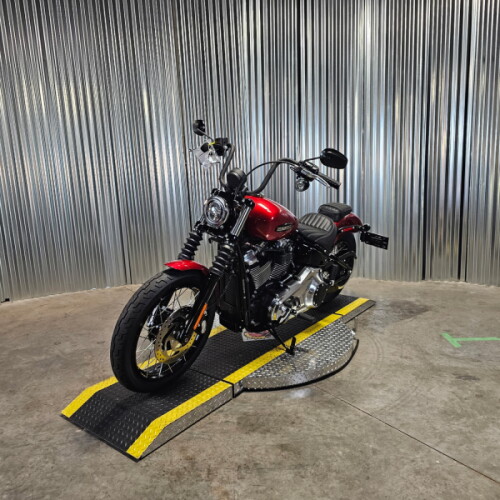 2026 Harley-Davidson® Street Bob® Brilliant Red Chrome Cast Wheels thumb 1