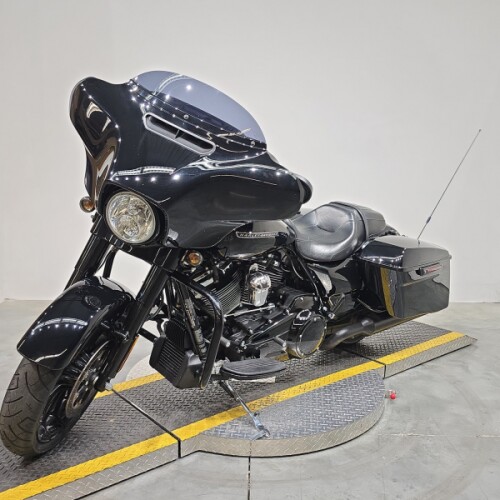 FLHXS 2018 Street Glide® Special thumb 2