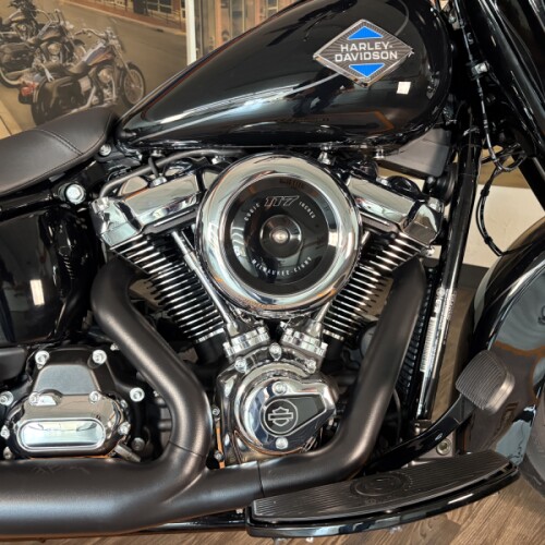 2026 Harley-Davidson® Heritage Classic Vivid Black Black Laced Wheels thumb 1