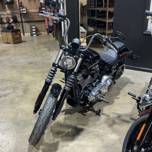 2026 Harley-Davidson® Street Bob® Vivid Black Chrome Cast Wheels thumb 2