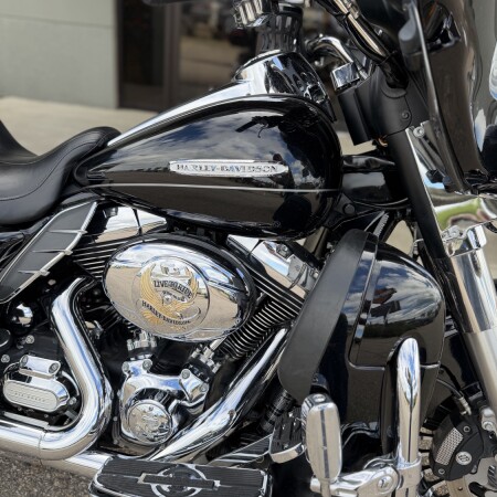 2012 Harley-Davidson® Electra Glide® Ultra Limited Vivid Black Chrome Trim thumb 2
