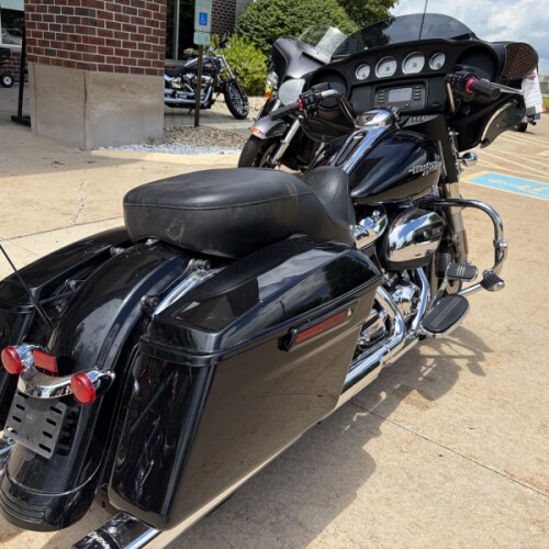 2017 Harley-Davidson® Street Glide® BLACK thumb 3
